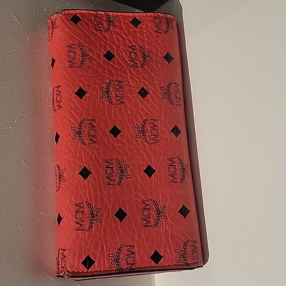 28.AUTHENTIC MCM WALLET - Picture 2 of 12